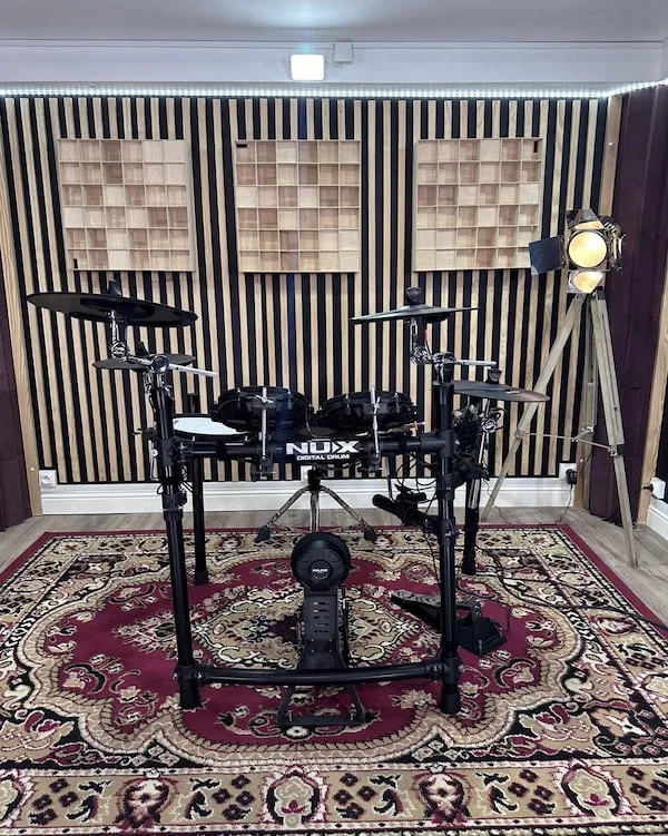 photo d'une batterie électronique dans un studio