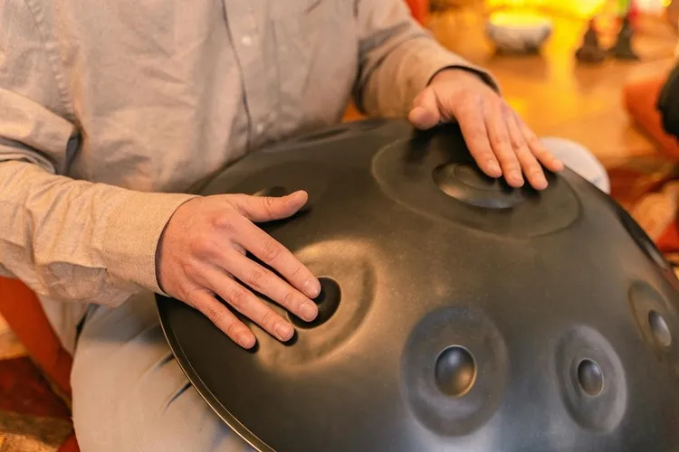 photo d'un joueur de handpan