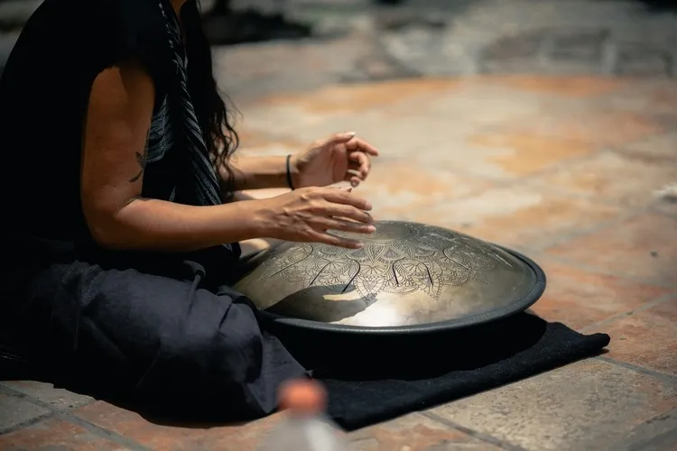 photo d'un joueur de handpan