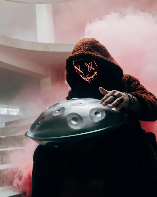 photo d'une personne qui joue du handpan