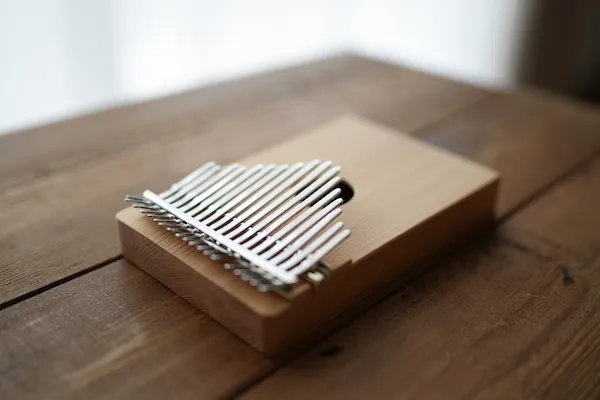 Image d'un Kalimba posé sur table en bois