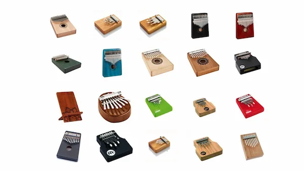Image de plusieurs kalimba de différentes couleurs