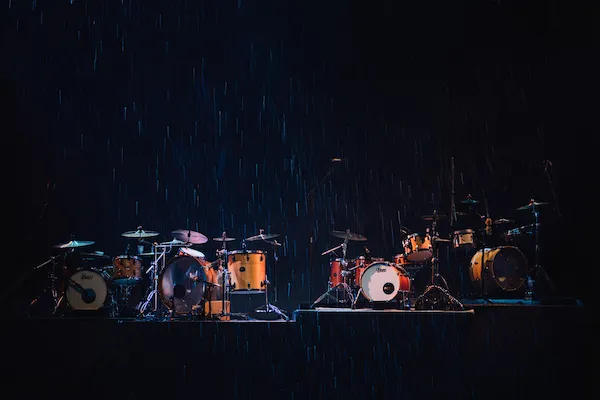 Image représentant plusieurs batteries accoustiques sur une scène