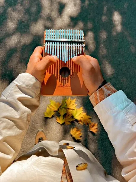 photo d'une personne qui joue de la kalimba