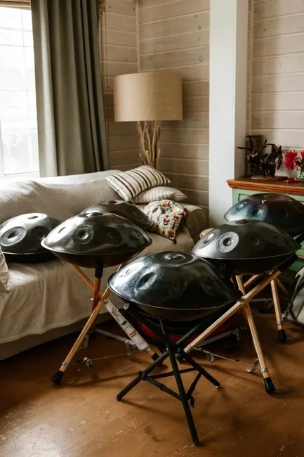 photo de plusieurs handpans dans un salon