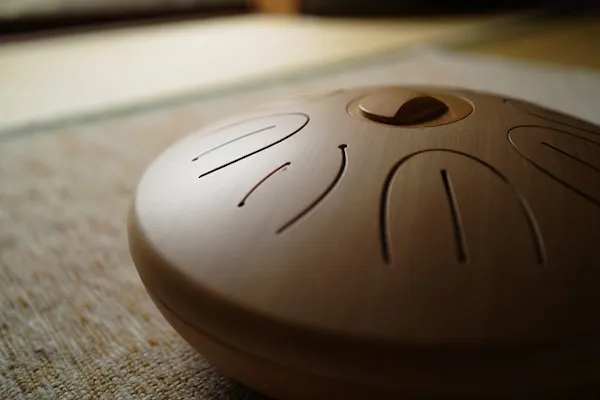 photo d'un tongue drum posé sur le sol