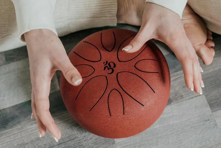 photo d'un joueur de tongue drum
