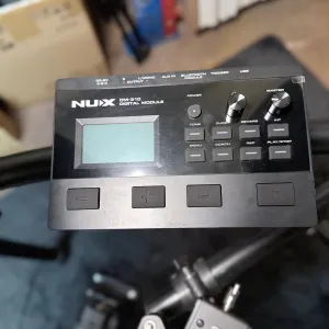 NUX DM-310 Batterie Stock-B