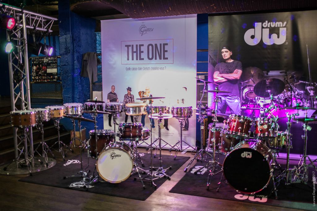 Petite visite guidée des stands. Ici le stand Gewa qui présentait un kit Grtsch, un kit DW et un set percu LP