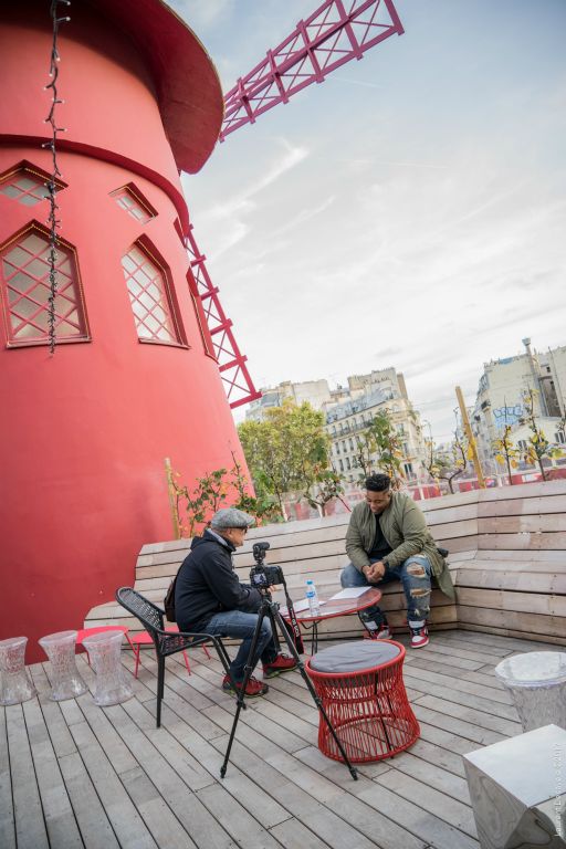 Gewa a organisé les interviews de ses poulains, Aaron Spears, Raul Pineda et Fausto Cuevas au pied du célèbre Moulin Rouge. Bien garés les gars!