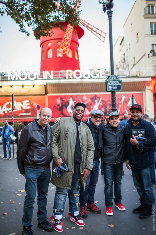 Petite photo souvenir devant le music hall le plus célèbre au monde avant la visite du plus célèbre magasin de batteries!!!