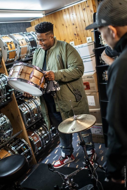 Aaron Spears dans le rayon caisses claires de la Baguetterie