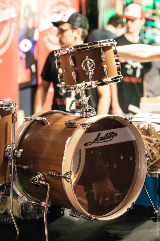 Le kit Lalite acajou-peuplier grosse caisse 16“ sur le stand Baguetterie