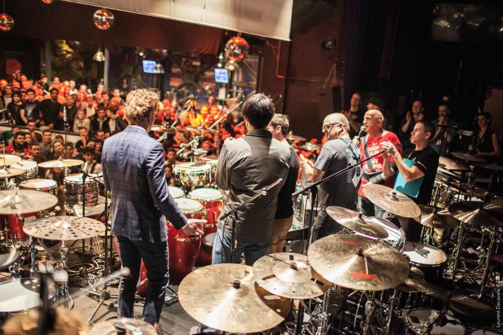 Gabriel a été récompenser par la société GEWA importateur Gretsch (malgré que Gabriel joue sur son propre kit Sonor) en recevant des mains de Daniel Gretsch en personne une magnifique caisse claire