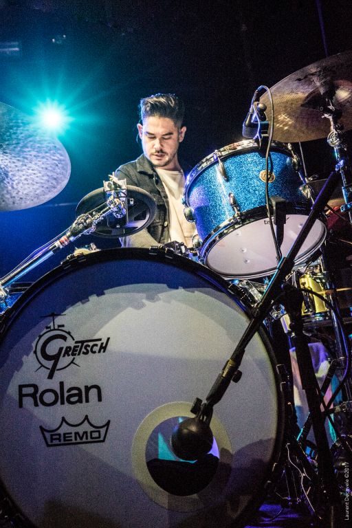 Joe CLEGG Batteur Roland- Gretsch joue sur un kit Hybride electro-acoustrique. Batteur et Directeur musical de la chanteuse Ellie GOULDING depuis 2009. 