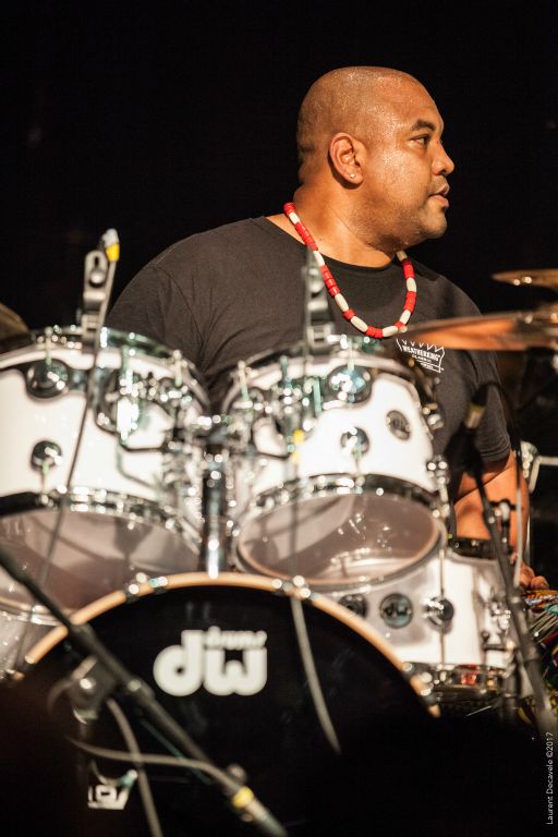 RAul Pineda, vous l'aurez compris, joue sur un kit DW et cymables Zildjian