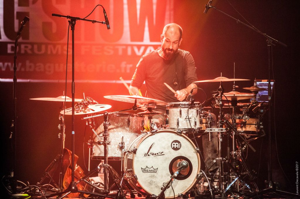 Benny Greb joue sur les cymbales Meinl, batterie Sonor et peaux Remo.