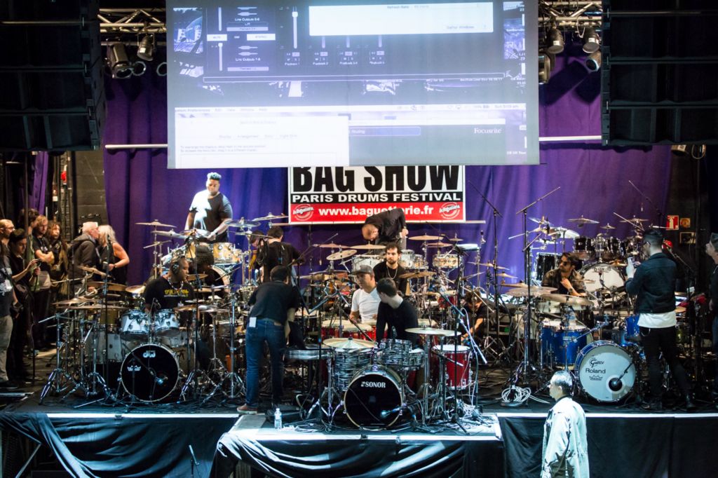 C'est l'effervécence sur scène car 10 kits doivent être installés, balance faite avant midi.