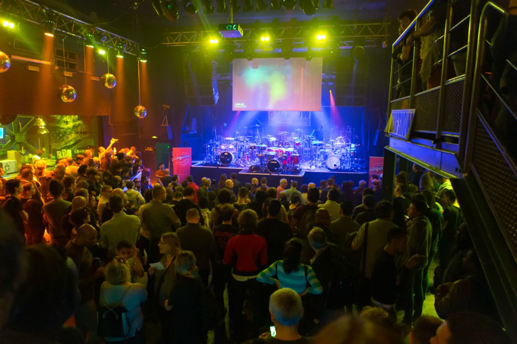 La salle s'est remplie très rapidement et n'a jamais désemplie durant tout le show.