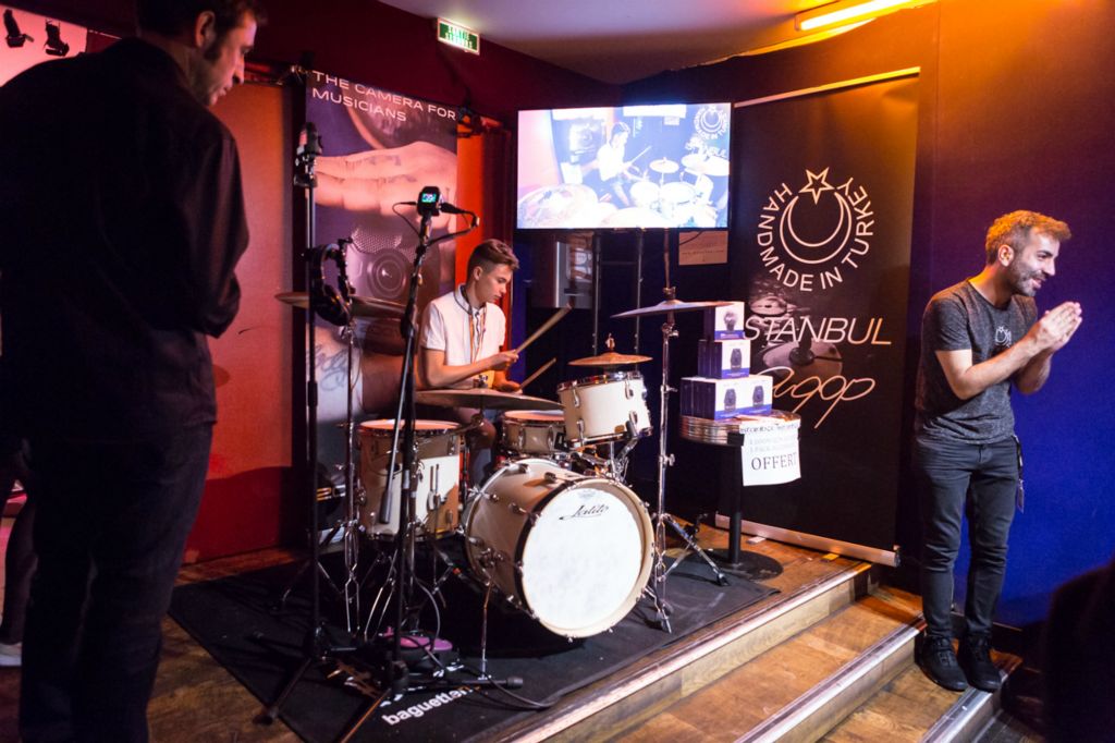 Stand Mogar avec les cymbales Istranbul Agop et Onur Burak Genç venu spécialement de Turquie. Sylvain Michoux sur le kit lalite (Batteur Acteur!)