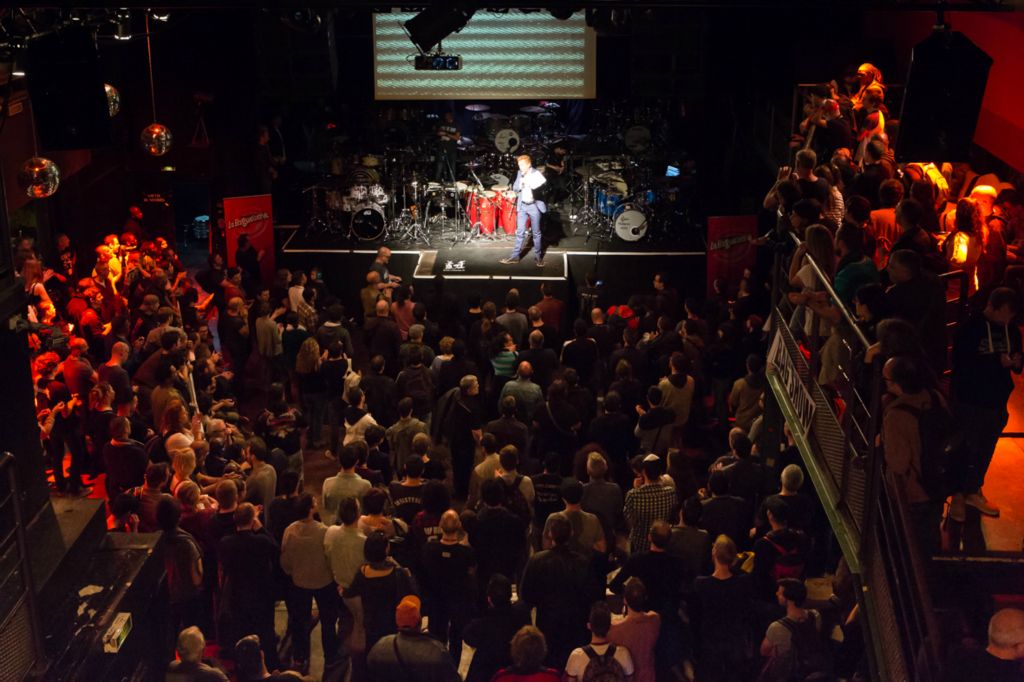 Présentation devant une salle comble de Monsieur Aaron Spears