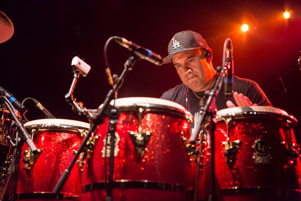  Fausto Cuevas, percussionniste qui a accompagné entre autre Stevie Wonder, Sting, Britney Spears, B.B. King, Carlos Santana. Jennifer Lopez... 