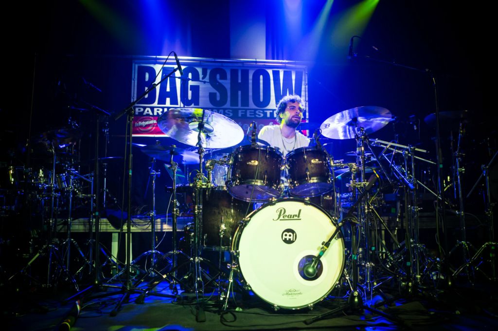 Michael Lamas est un batteur Pearl et cymbales Meinl