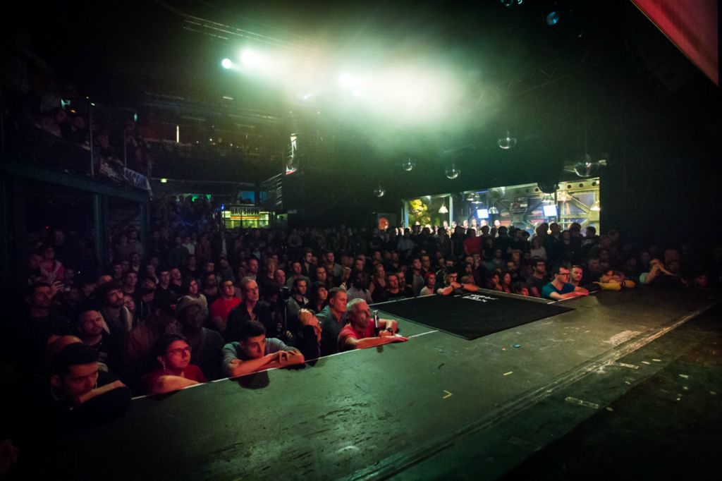 La scène commence à se vider de quelques kit mais la salle reste pleine et enthousiaste