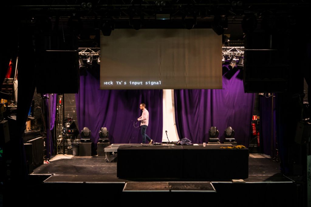 Pendant ce temps là Thierry, on stage,  peaufine son plan d'attaque pour l'installation des 10 kits le lendemain matin dès 7H...