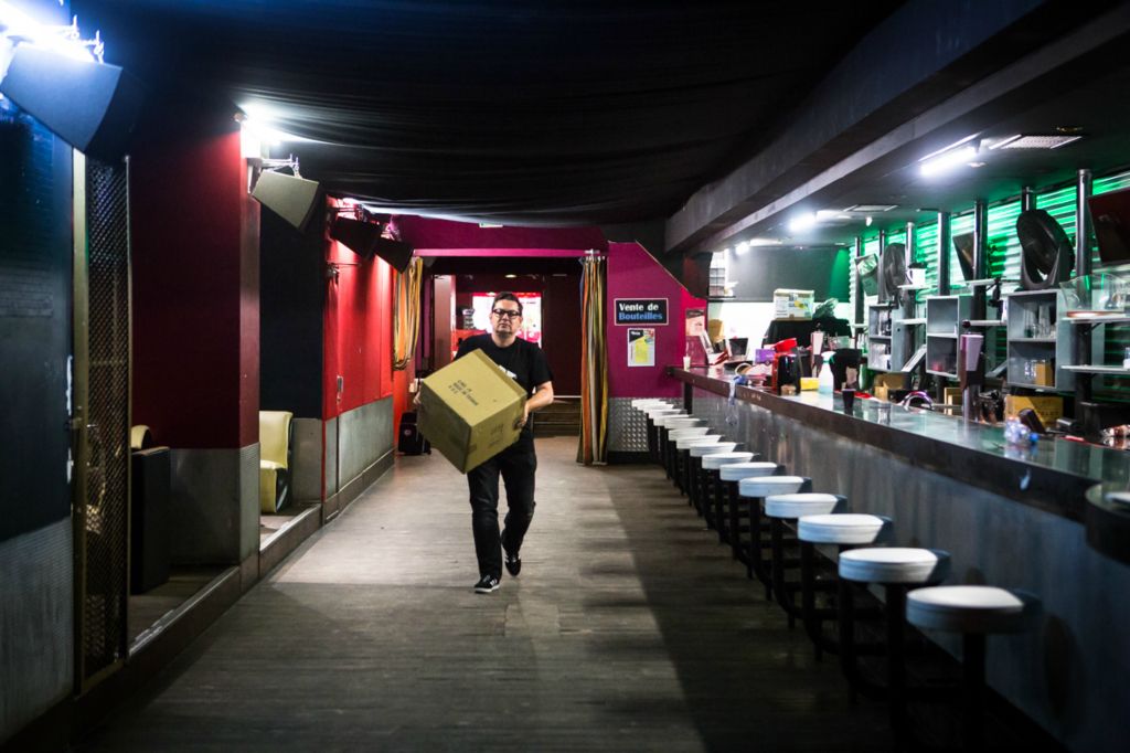 Guillaume Pornet de chez ASBA seul pour installer son tout premier stand à la Bagshow