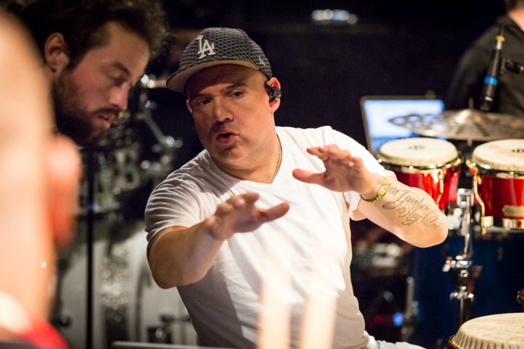 Fausto non satisfait de son retour son dans ses ears nous a fait perdre 30 mn précieuses. Mille excuses au public qui attendait sous la pluie