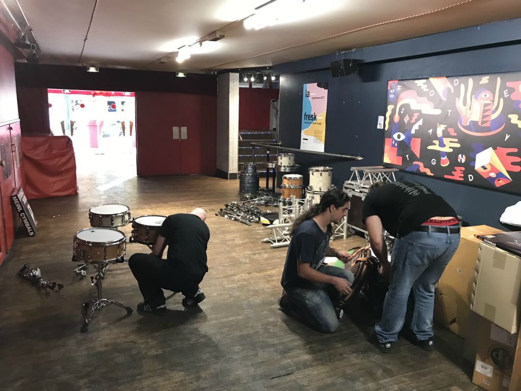 Les premiers arrivés le samedi matin pour l’installation des stands du sous sol.