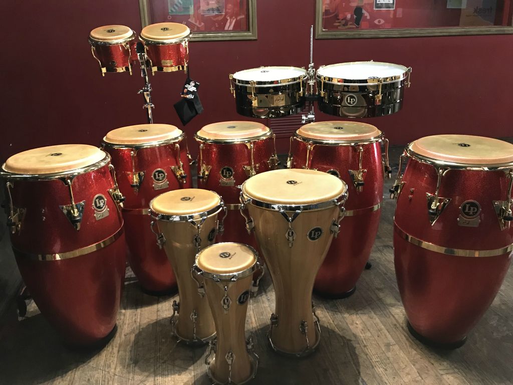 Le magnifique Kit LP de Fausto Cuevas. Nous avons du remplacer toutes les peaux animales par des peaux plastiques Remo FiberSkyn. Desiderata de Fausto