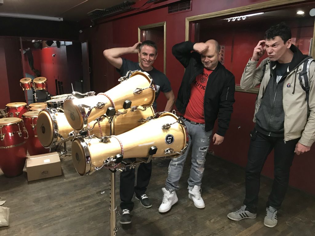 Stephane Kokot, Tony Langelotti et Sébastien Bourée ont enfin réussi à installer les Batas LP de Fausto Cuevas sur leur stand!