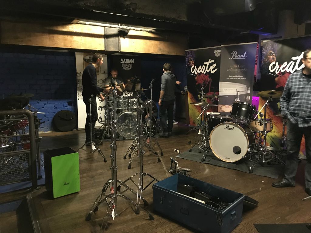 Branle... bas de combat sur le stand Algam!!