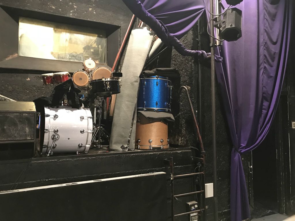 La Machine est ouverte au public pour une soirée indépendante de la Bagshow le samedi soir, ce qui nous oblige à trouver les moindres recoins pour y stocker les kits et divers matériels des exposants du RDC et ceux des artistes. Pas une mince affaire!!