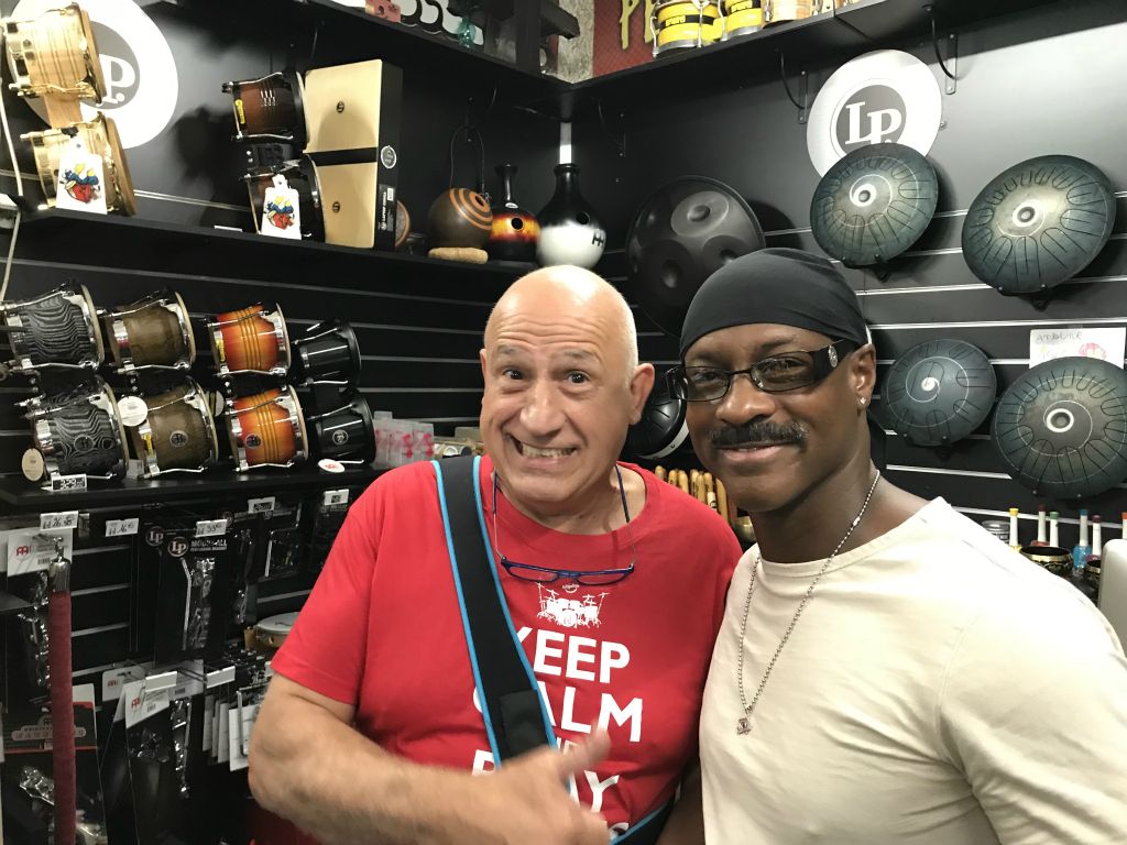 Philippe lalite pas peu fier d'être dans les bras de Sonny Emory!