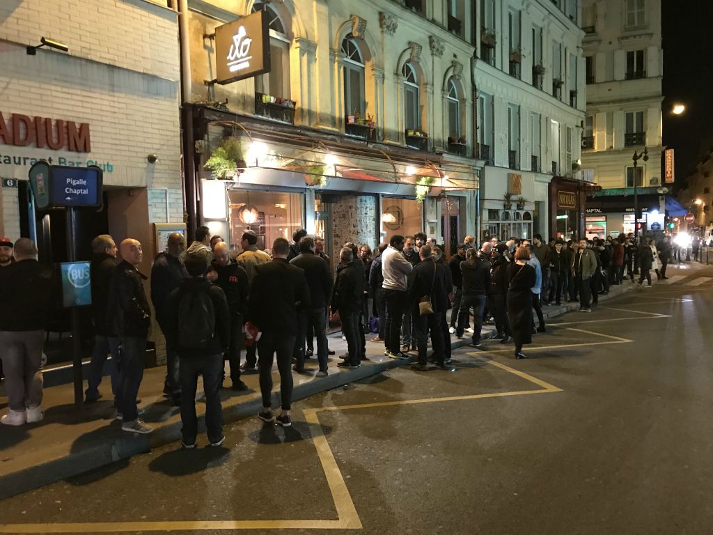 Petit pot “après montage“ au Bus Palladium le samedi soir qui a rencontré un succès imprévu ( presque 100 personnes entre fournisseurs, artistes et équipe). 