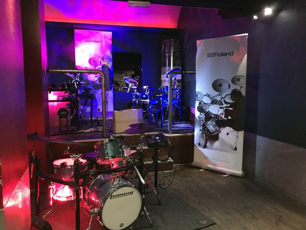 Stand Roland ok prêt pour l'ouvertrure au public