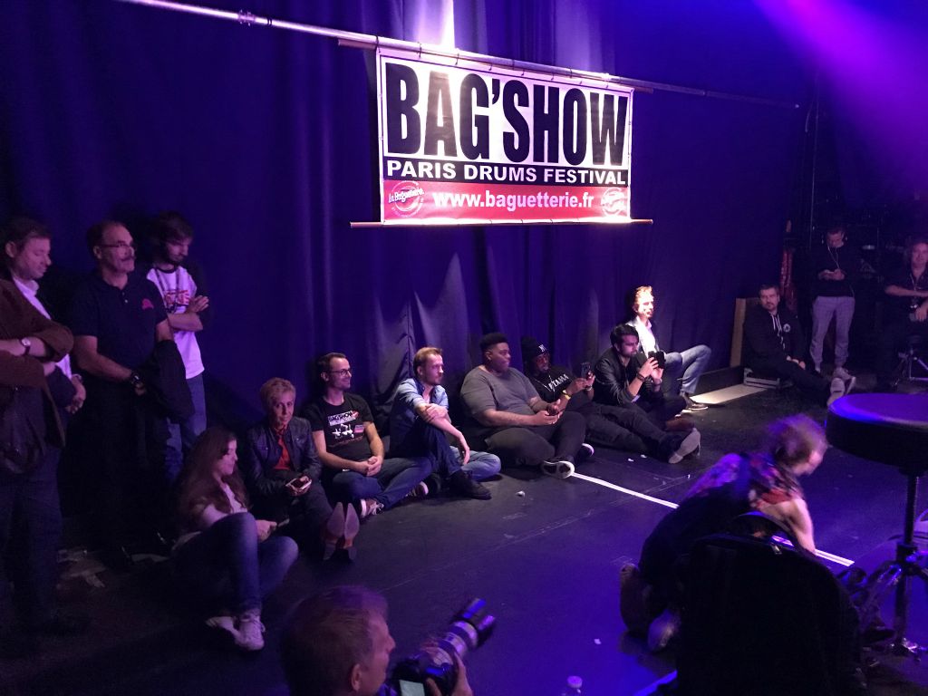 Pas question de râter sa prestation. Il y avant autant de monde en arrière scène que devant!