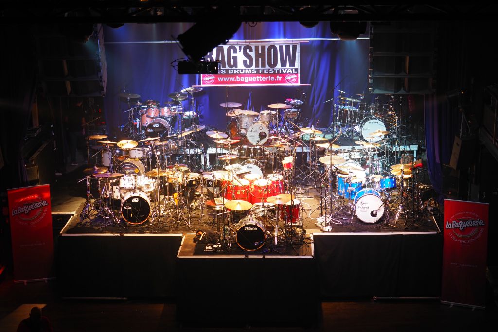 Encore une édition inoubliable que je qualifierai de fraternelle quant à la convivialité des artistes entre eux. Une qualité musicale haut de gamme du début à la fin, et je pense à Gabriel Delmas qui, parachuté en finaliste et “ouvreur“ du festival, nous a offert une prestation incroyable, pleine de sensibilité, technique et musicalité. Les prestations étaient à leur paroxysme avec la participation d'artistes aussi célèbres que talentueux. Joe Clegg et son impressionnant duplex vidéo avec lui même lors d'un concert de Ellie Goulding, Fausto Cuevas et Raoul Pineda  au duo impressionnant, Kaz Rodriguez le maitre du pattern, Miguel Lamas divin, Robert Sput Searight imprévisible et on aime ça, Sonny Emory qui nous a offert du rêve (earth Wind and Fire), AAron Spears le chouchou de cette édition par sa gentillesse et son enthousiasme et enfin l'incontournable Benny Greb qui nous a envoûté. Bref une Bagshow de plaisir. Un grand merci à vous tous pour votre fidélité, merci à tous nos fournisseurs sans qui rien ne serait possible, merci à toute l'équipe de la Baguetterie, merci à nos photographes dont vous allez découvrir leur travail sans plus attendre ; Dean Dorat, Petar Cushin, Laurent Dacavaele, Stéphane Planchon, Lionel Bouscaillou et Antoine Fadavi pour la partie vidéo. Merci à toute l'équipe de la Machine du Moulin Rouge que nous allons devoir quitter pour retourner dans notre salle de prédilection, le Trianon pour la Bagshow 2018! Je dédie cette Bagshow 2017 à Cyrille Verrier.  Philippe Lalite