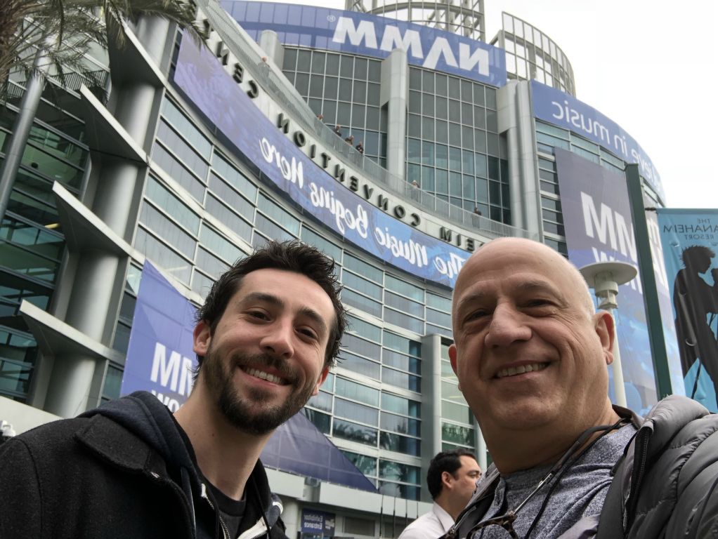 C’est en compagnie de Frédéric Chazottes, notre responsable Atelier, que nous allons cette année arpenter les allées du Namm Show 2018.Ce salon incontournable qui se déroule chaque année fin janvier à Anaheim (Californie), appelé aussi Namm d’hiver, s’est agrandi pour proposer encore plus de surface d’exposition.Ce reportage va tenter de vous faire découvrir presque (pour les stands qui nous ont échappé) tout ce qu’il y avait à voir tant sur le plan des nouveautés que sur celui des curiosités.Préférant la quantité de photos qu’à celle des bla bla, je ne m’attarderai pas sur tous les points techniques pour vous laisser libre de vous balader comme nous avons eu le plaisir de le faire dans ce royaume de la batterie et des percussions.De ci, de là, des rencontres fortuites ou prévues, en passant par nos moments de détente, nos visites de nos concurrents américains et une superbe visite Remo que, pour la première fois depuis la disparition de mon Ami Remo Belli, je ferai sans lui avec souvenir et émotion.Bon salon presque comme si vous y étiez!Philippe LalitePour les passionnés de photo, reportage réalisé uniquement avec mon IPhone X