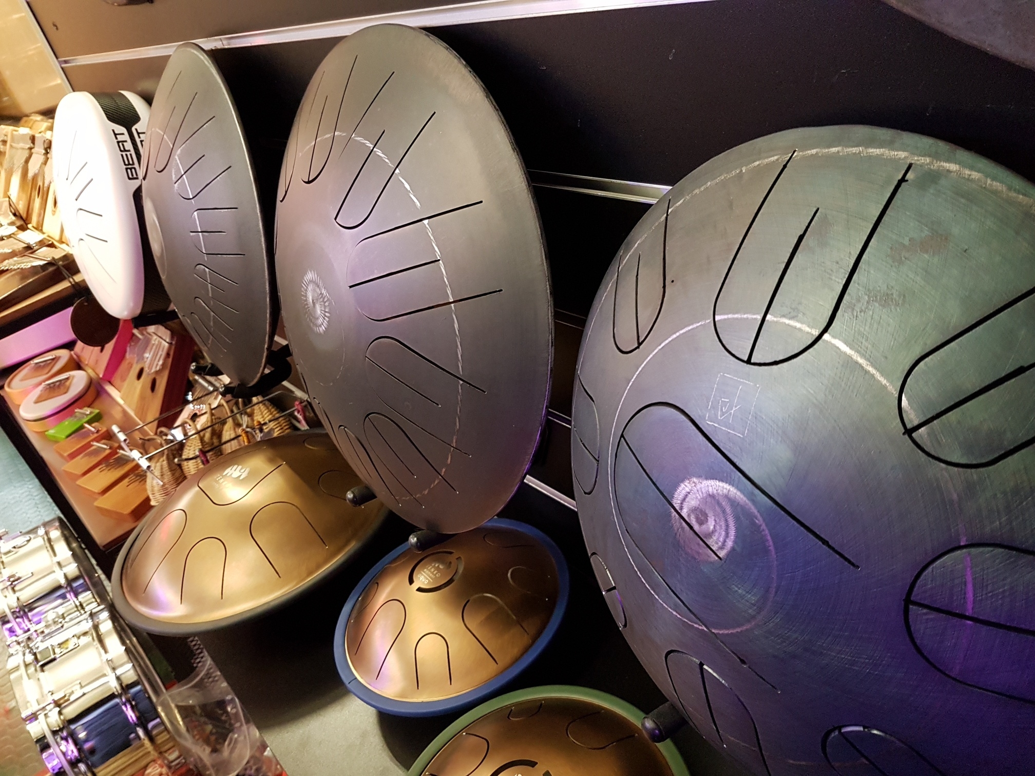Photo de tongue drums sur un rayon d'exposition La Baguetterie
