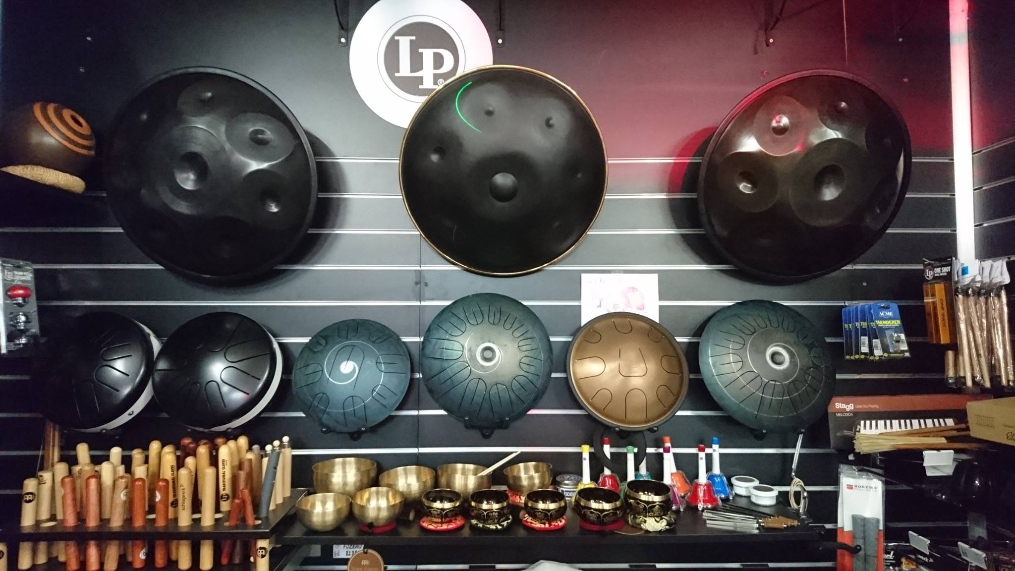 Photo d'instruments de musicothérapie avec handpans et tongue drums