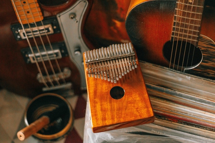 Kalimba avec des guitares, symbole de son utilisation par plusieurs groupes de musique moderne