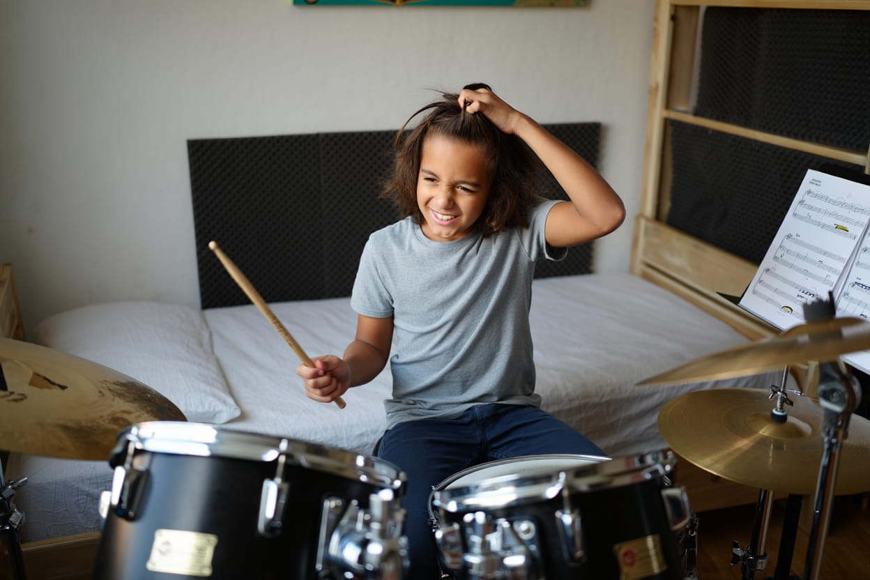 photo d’un jeune qui se tire les cheveux en apprenant la batterie