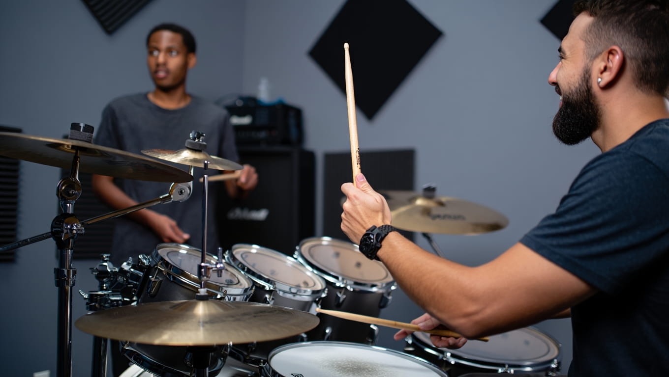 image d’un batteur en train de jouer de la batterie