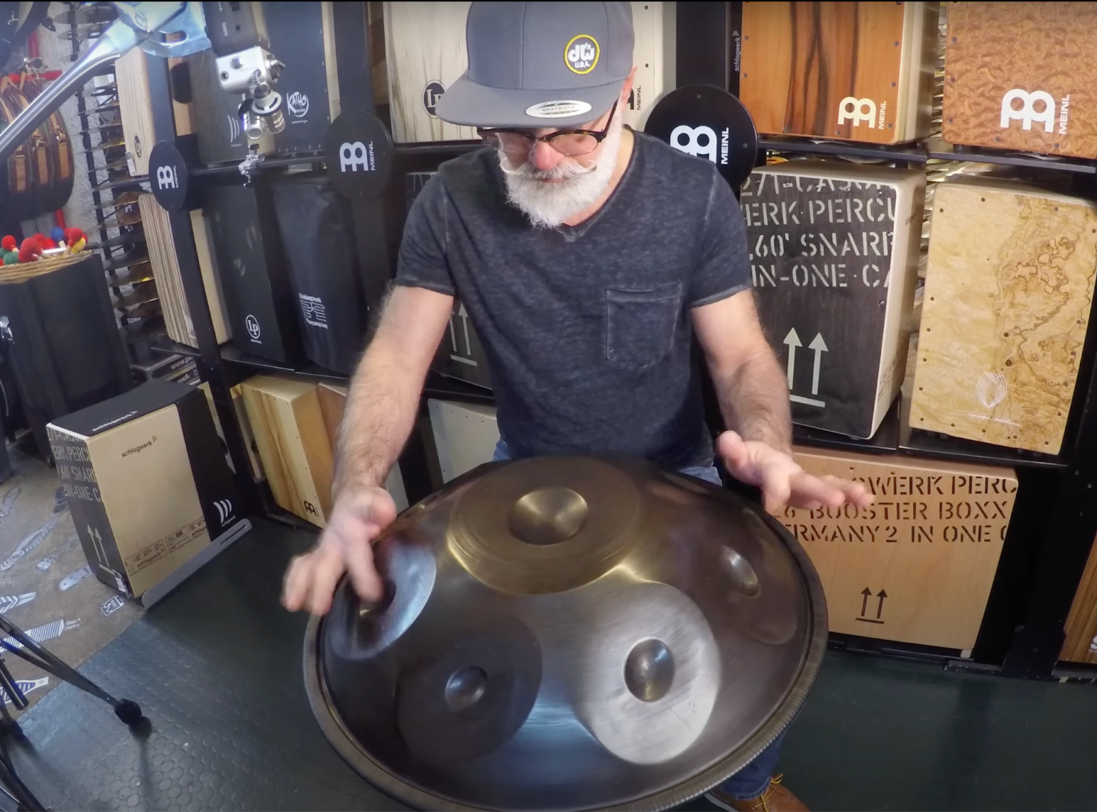 Photo de Peter Cushin qui joue du handpan à La Baguetterie Paris
