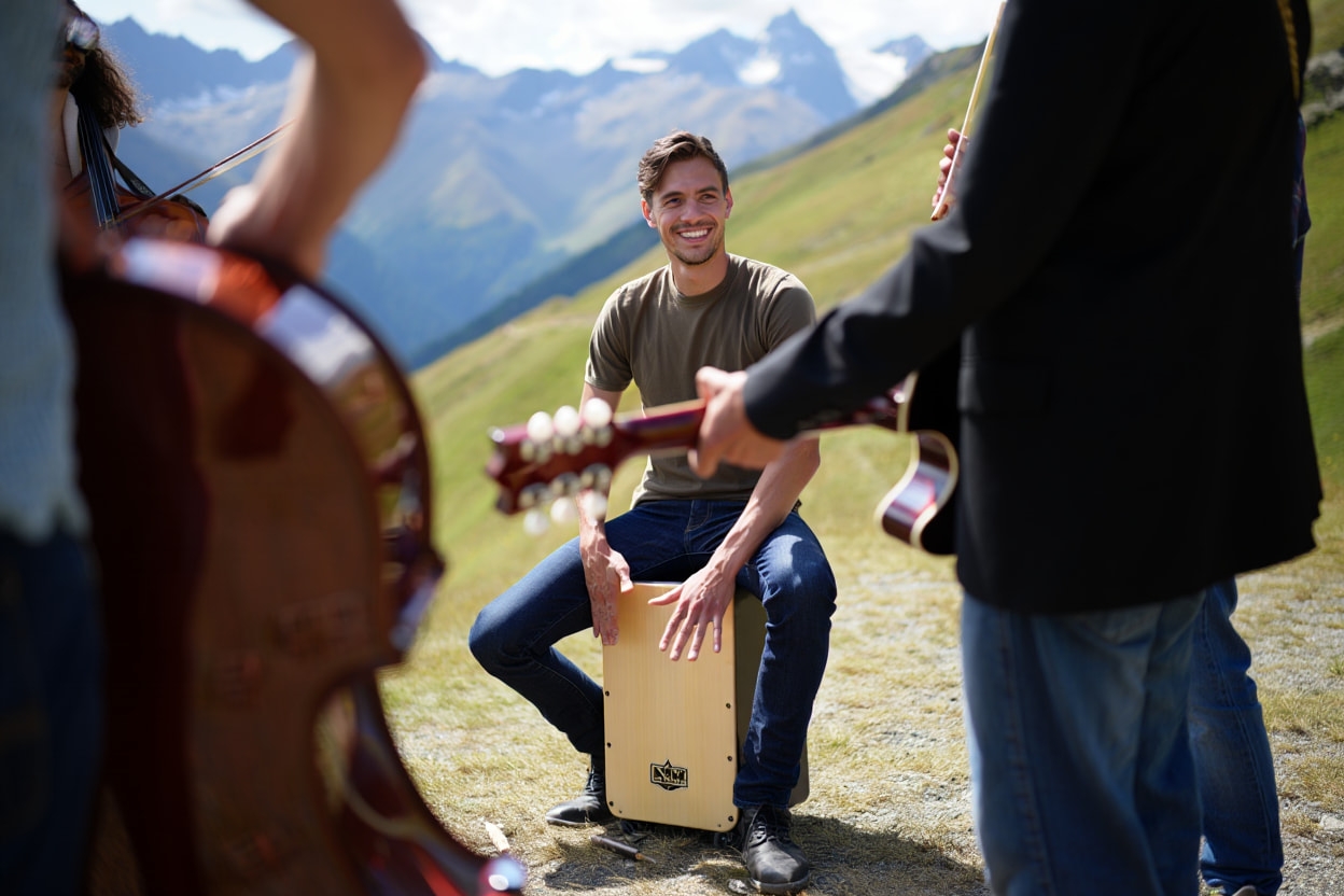un musicien joue du cajon avec son groupe de musique