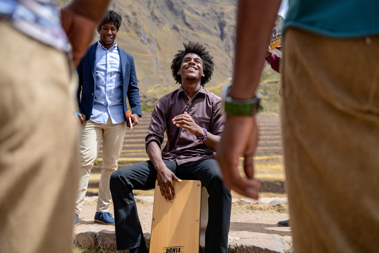 Un afro-péruvien joue du cajon avec son groupe de musique